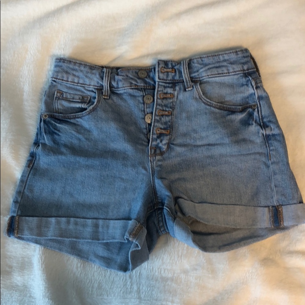 High-Waisted blue denim jean shorts.